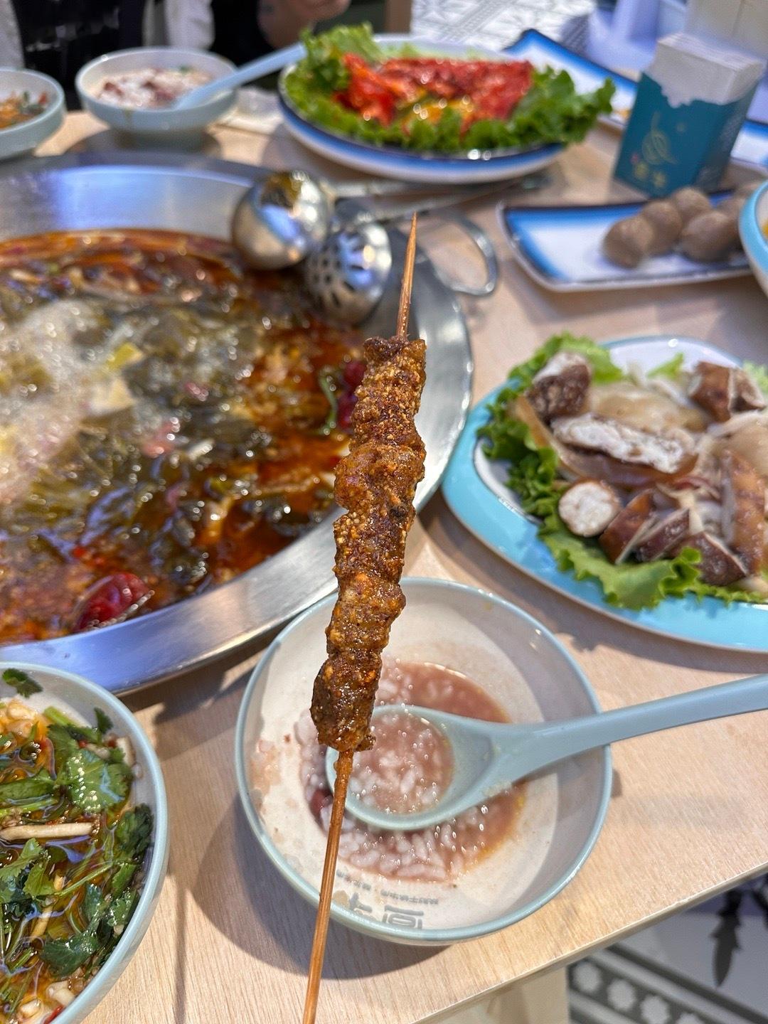 这个酸汤饭有一点点🤏好吃这个马黛茶味道有点奇怪 但加了双倍马蹄 强伯自己喝完[