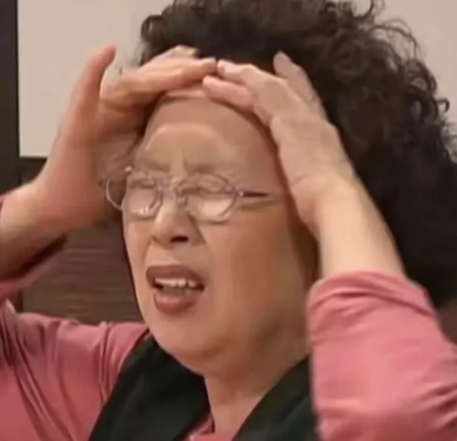 被蚊子咬了个包，不知道咋想的非要把花露水先倒手上再涂包上，现在手被腌入味了……我