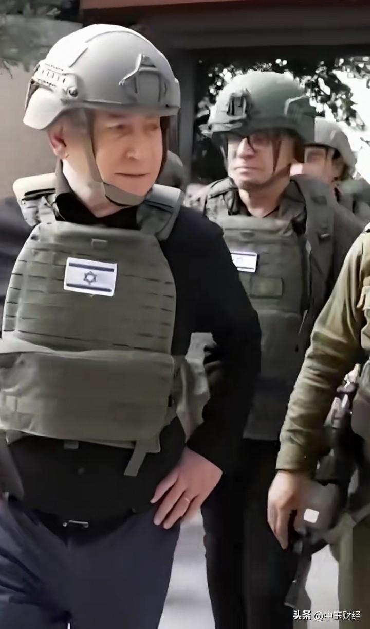 【中东小霸王】一身戎装，眼神坚定，叉腰的姿态，显示出一种霸气！
在旁人眼中，他并