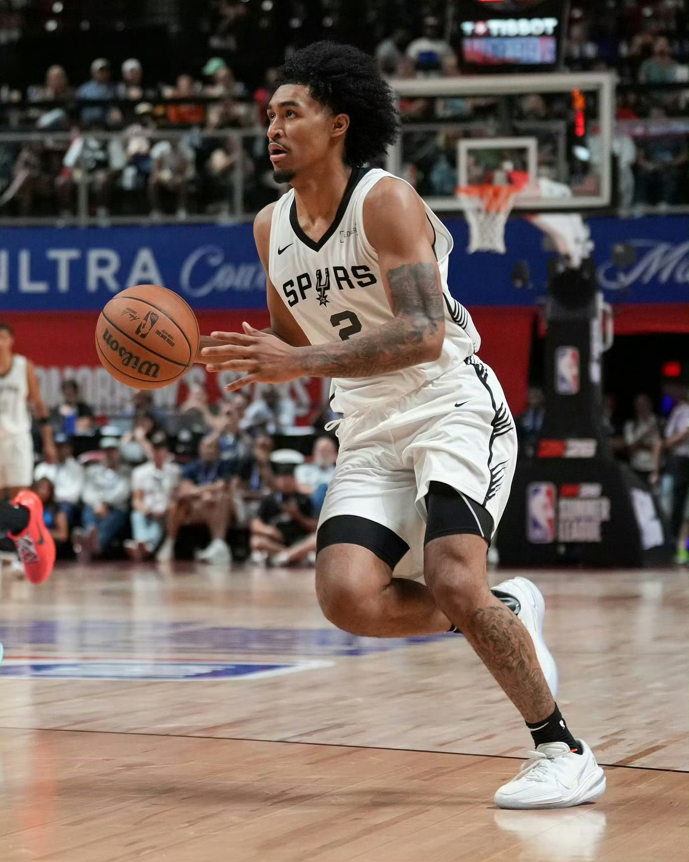 Shams:圣安东尼奥马刺队后卫迪伦·哈珀左小腿拉伤，预计将缺席数周。周一的核磁