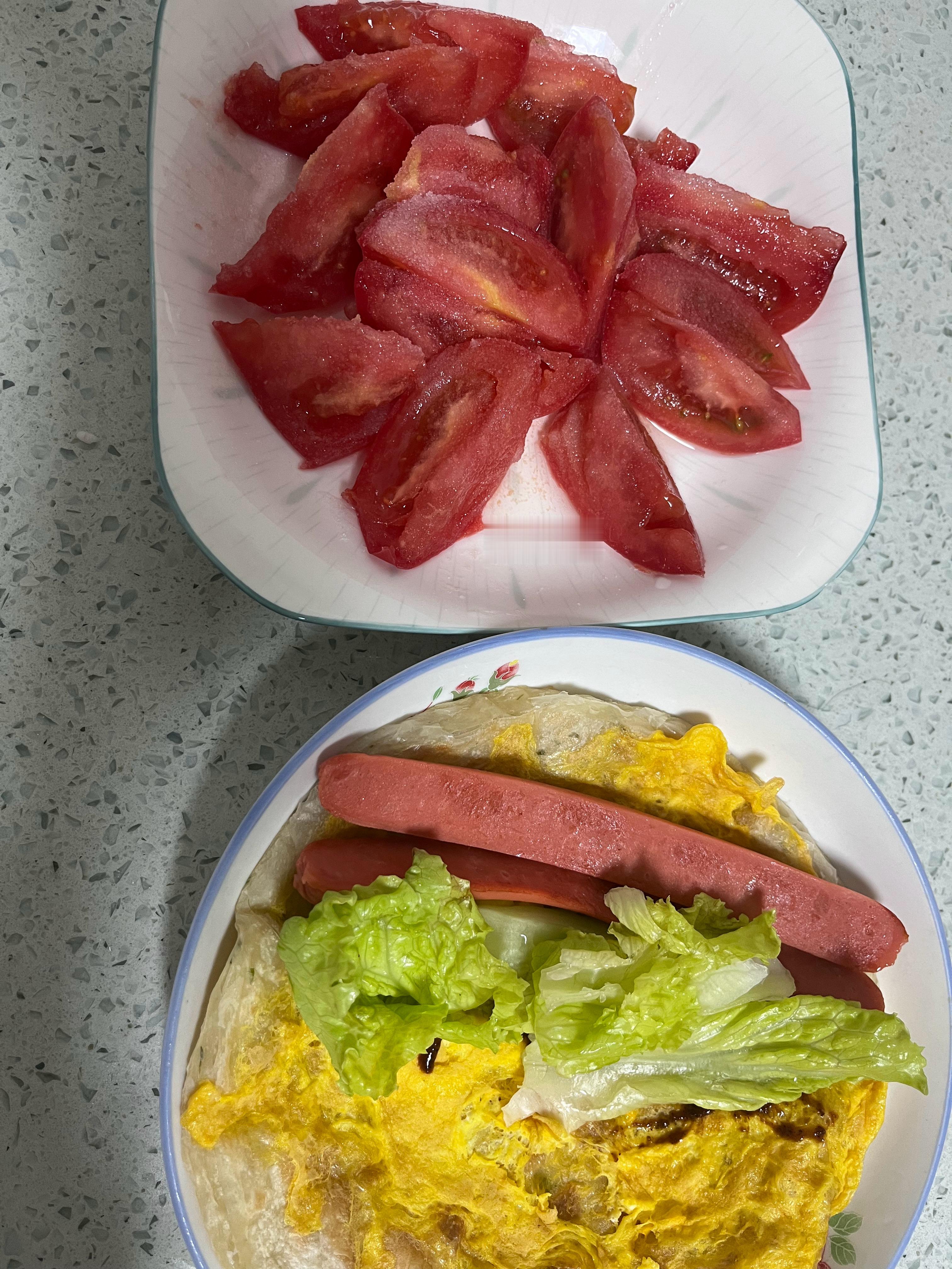又是新的一天开始，早安啊！今日份早餐手抓饼配糖拌西红柿～ 