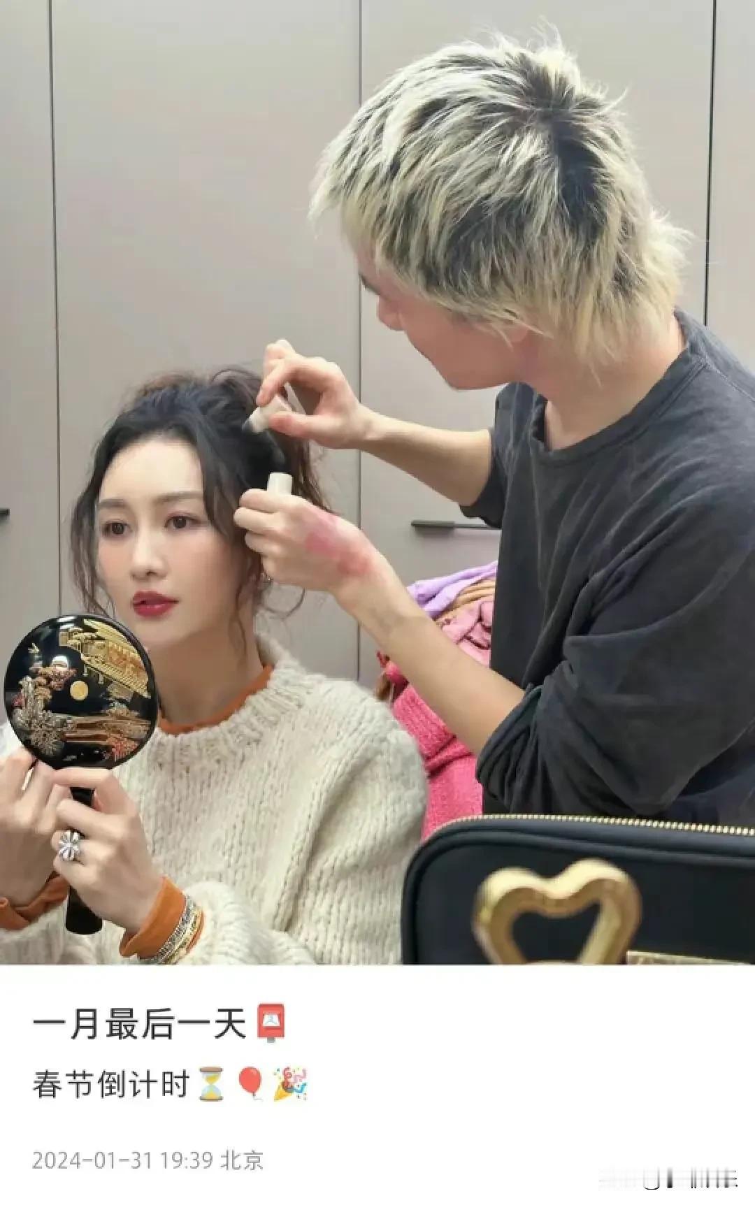 王鸥复工后状态美得冒泡儿！看上去心情大好。据说她产后休息完毕就迅速回到工作岗位，