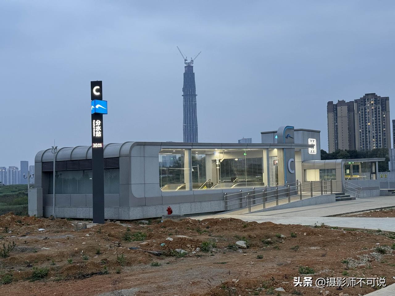 这是我见过最荒凉的地铁站了，方圆步行十分钟内都别想找到住户那种，这个地铁站就是成