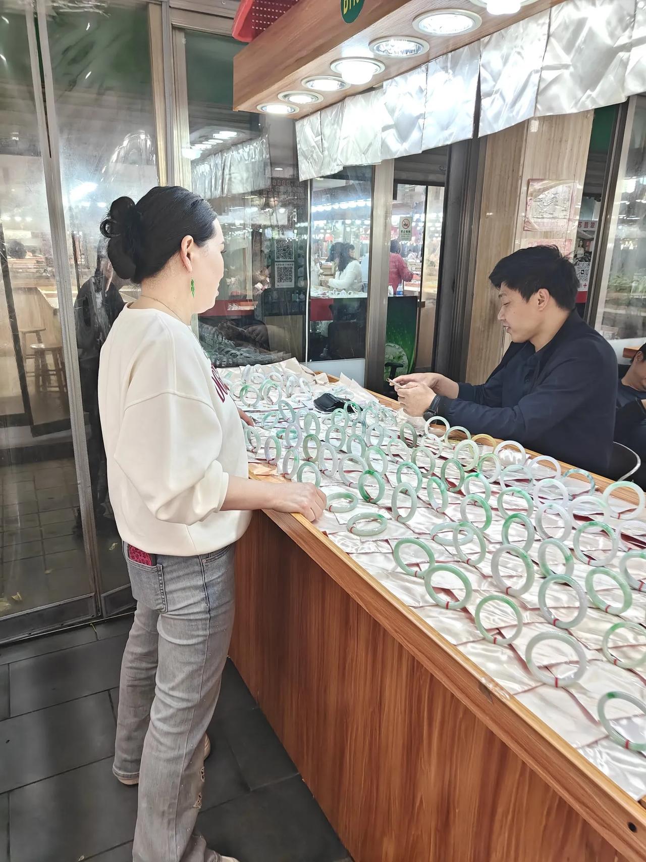 明码标价的翡翠，有性价比吗？

听句劝：明码标价只能保‘不被当场忽悠瘸’，保不了