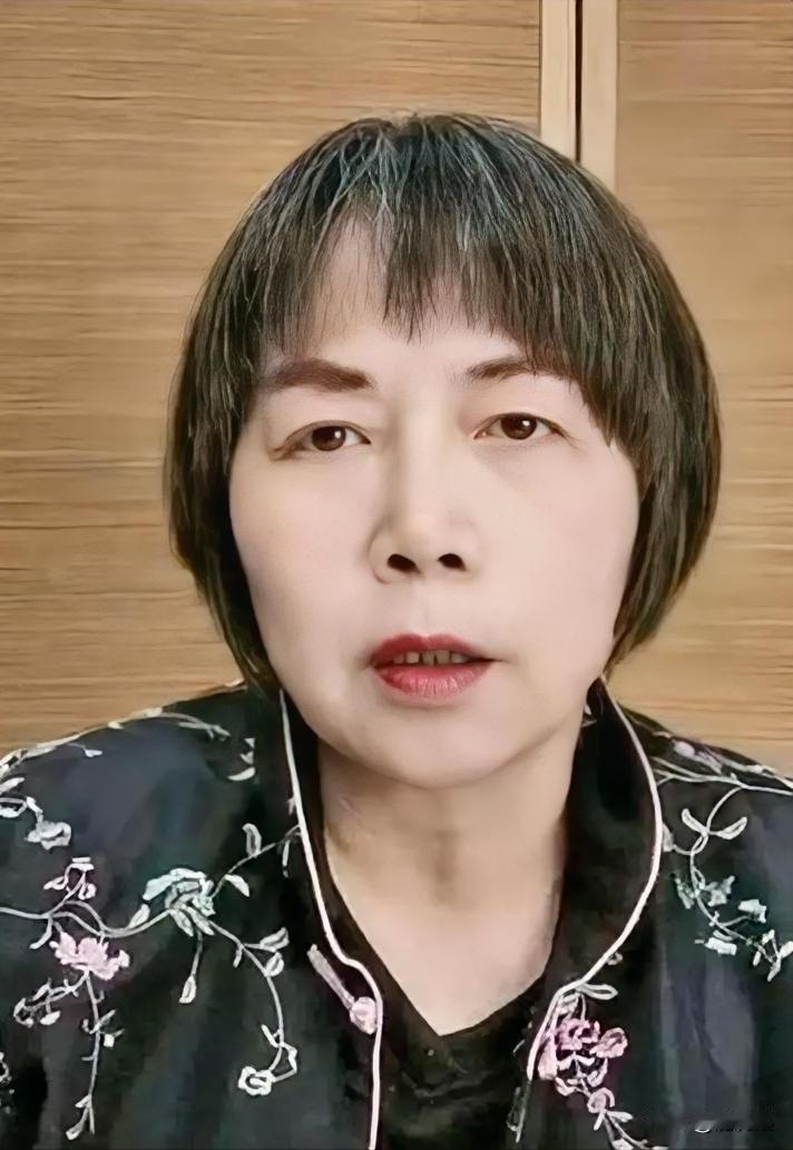 台湾媒体人黄智贤，近日在直播中说：
 “我人生的框架不是‘反独’、不是‘促统’；