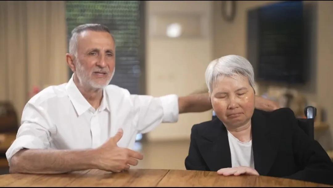 那个被哈马斯俘虏的所谓华裔女兵的父母在电视上卖惨，不值得同情，说是对当年李春红叛