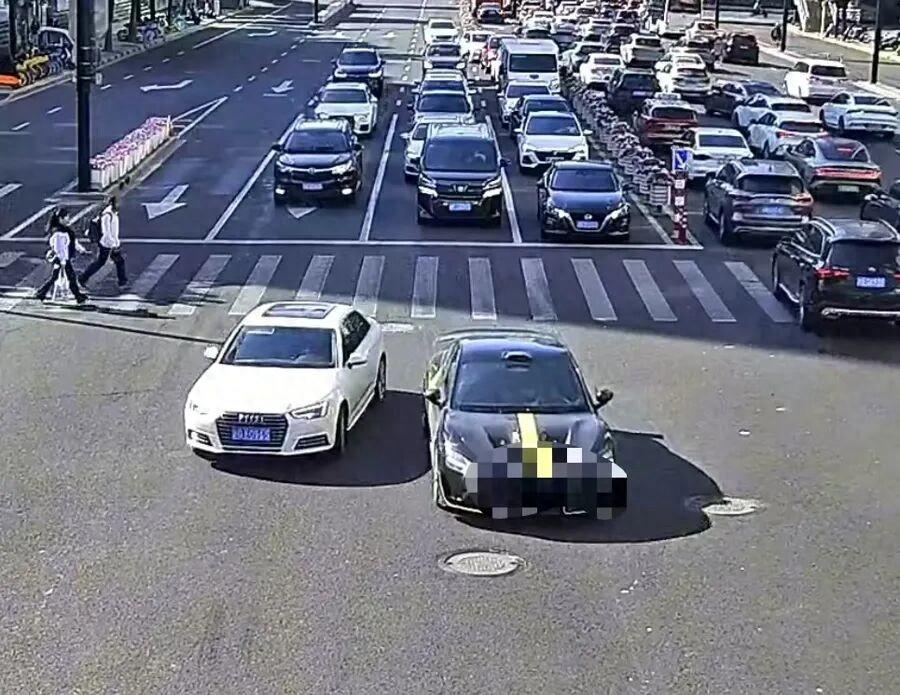 真的离谱又后怕！

5月19日官方通报，上海早高峰车流密集的闹市街头，出现了危险