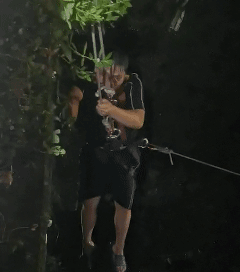 宁波宁海消防雨夜深沟营救被困男子 雨夜突发险情！宁海一名男子在桥边乘凉时不慎失足