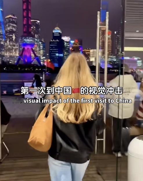 她来前准备＂吐槽中国＂，
落地后被＂秩序＂钉在原地：
原来落后的是我的想象力
