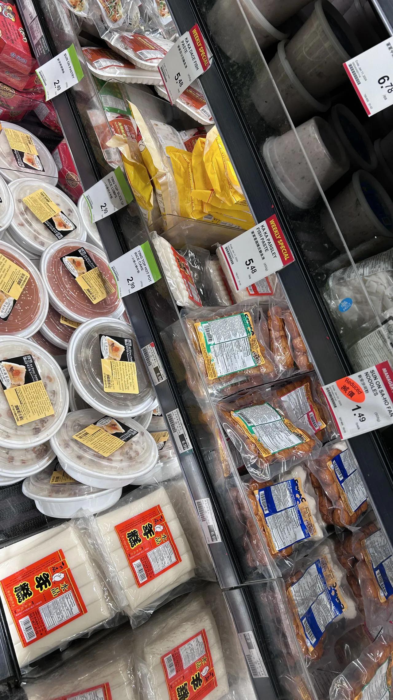 女儿在多伦多留学前去体验，租了一个月民宿，尝试自己做饭吃，年糕这样的大概是35人