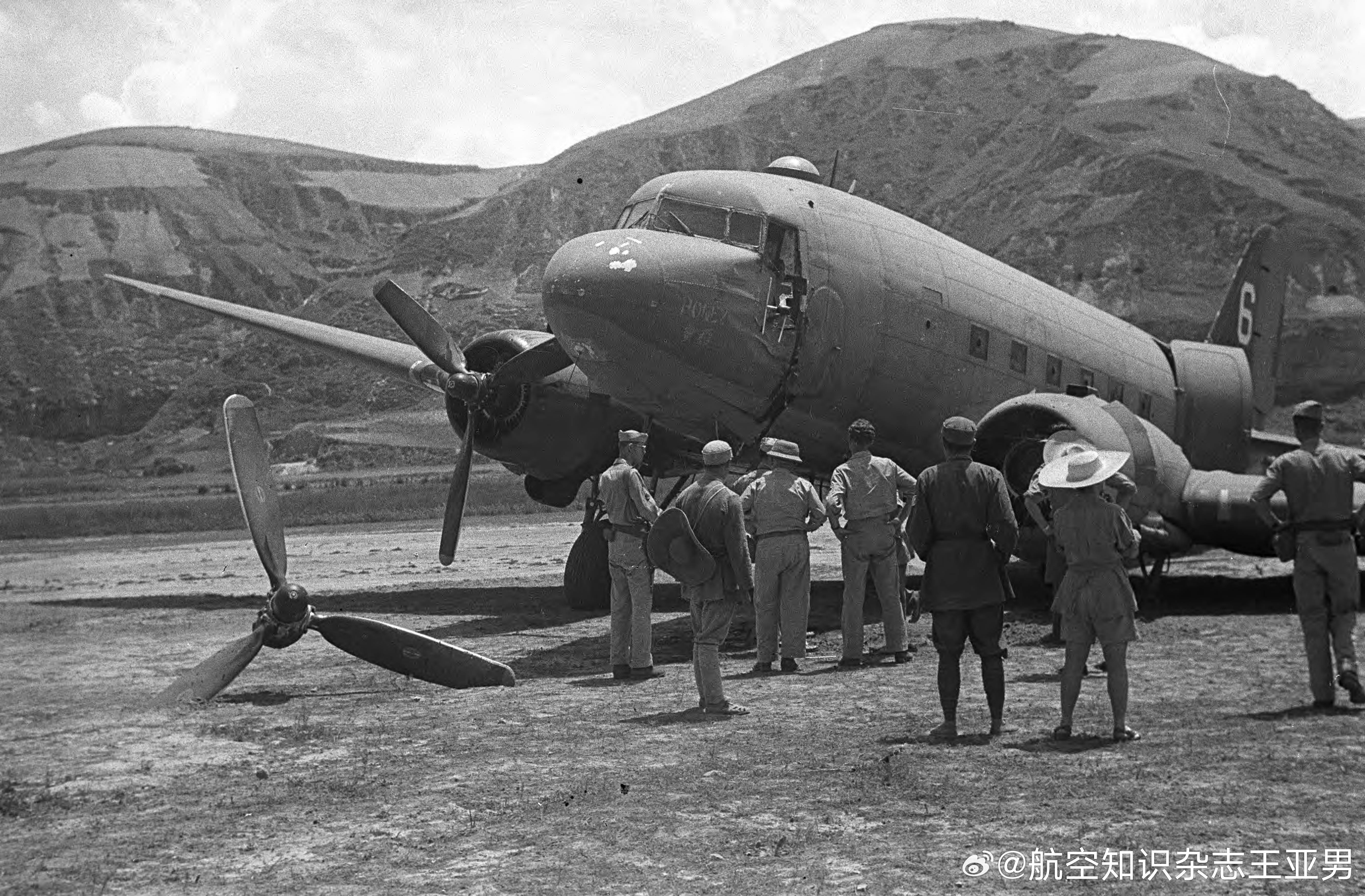 “蜜糖”号到延安绵延不尽的沟壑丘陵中，一座矗立着宝塔的山丘出现在视野里。C-47