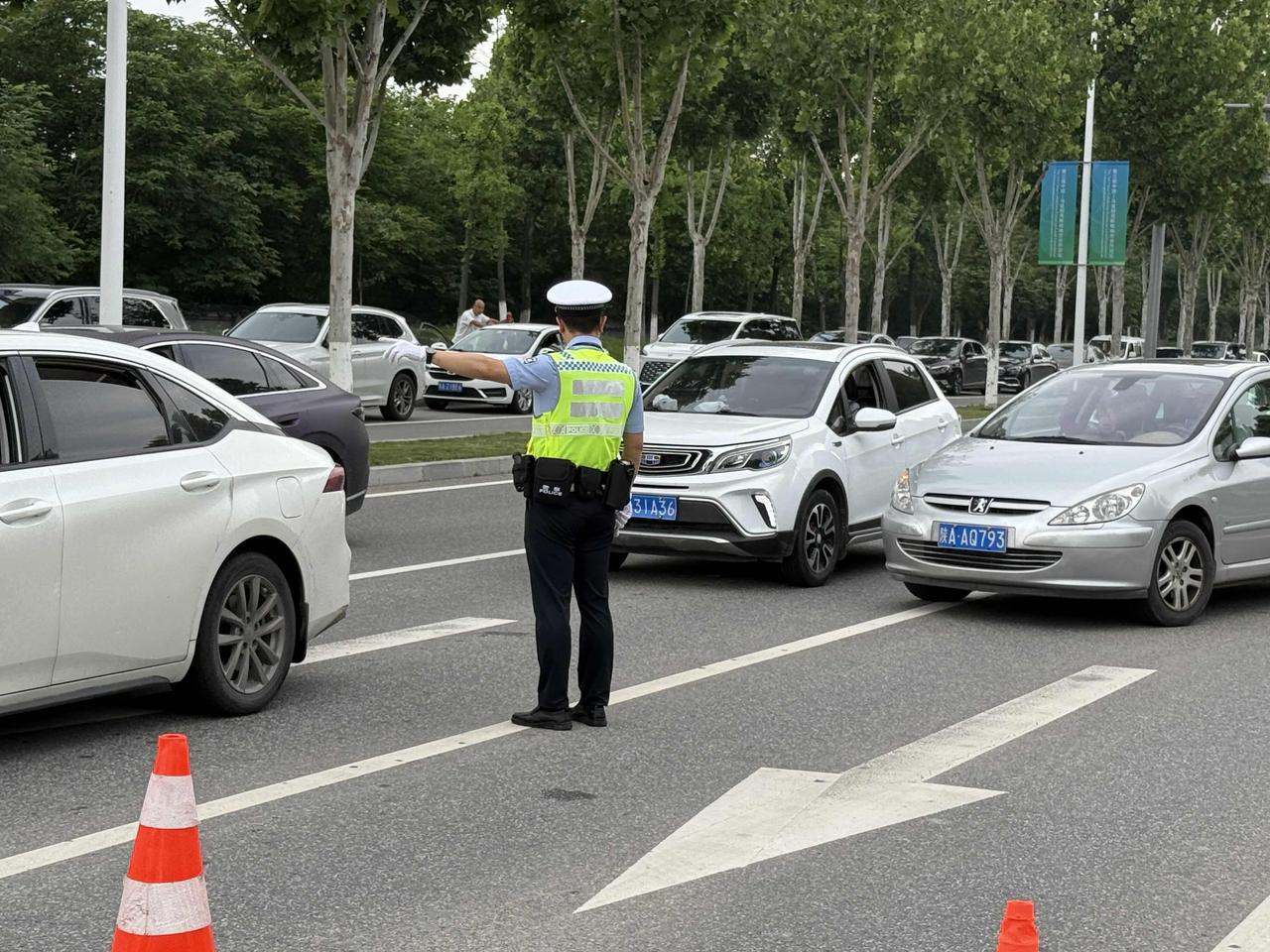 暖心点赞丝博会执勤交警
        5月21日，丝博会现场交通管控有序规范，