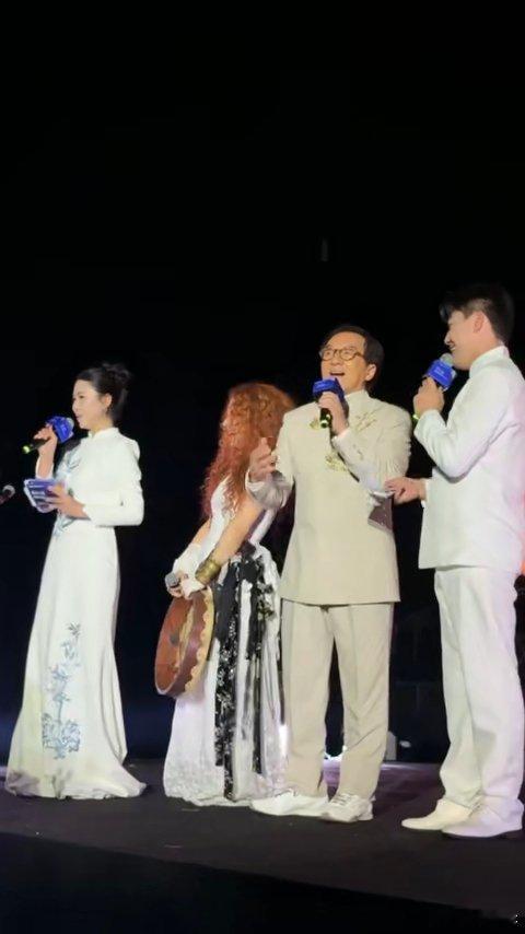 成龙说自己要让全世界来到中国当桂林山水遇上千年非遗，氛围感直接拉满！海外宾客沉浸
