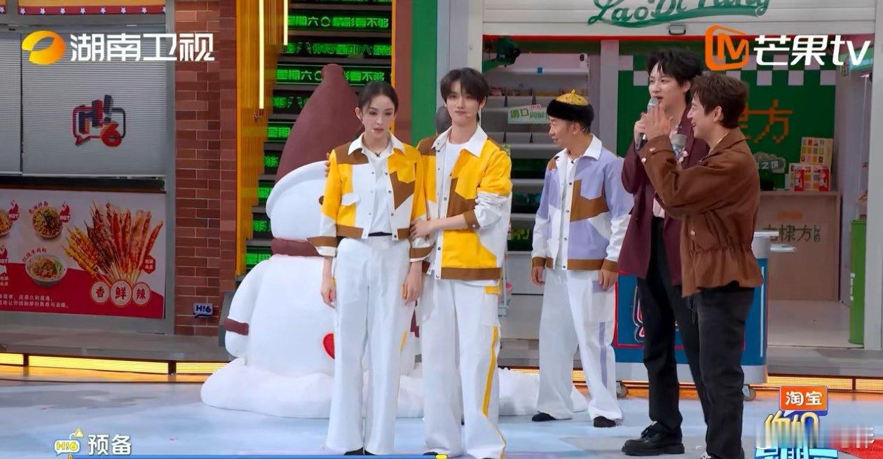 丁程鑫和娜扎复刻经典，娜扎叫“剑痴大哥”，小丁红温上头，脸上满是开心，在一声声“