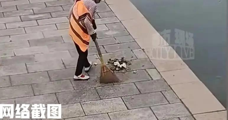 山东青岛有一景区做清洁的大妈。

只见大妈把一旁清扫出来的垃圾，没有清理到垃圾桶