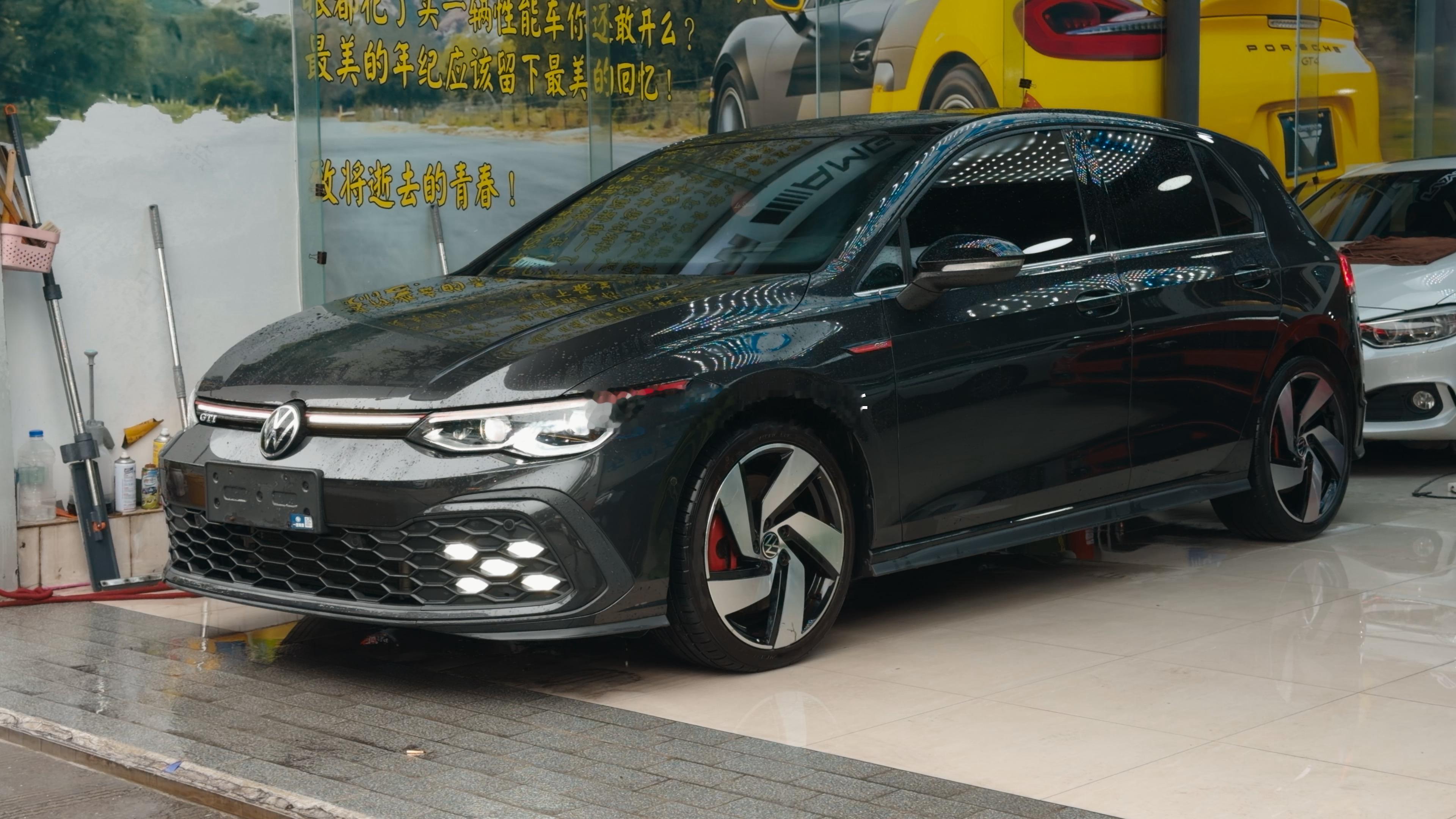 刚才发的那一台GTI还没到店，虽然只有2.3万公里，但是有瑕疵过不了第三方。店里