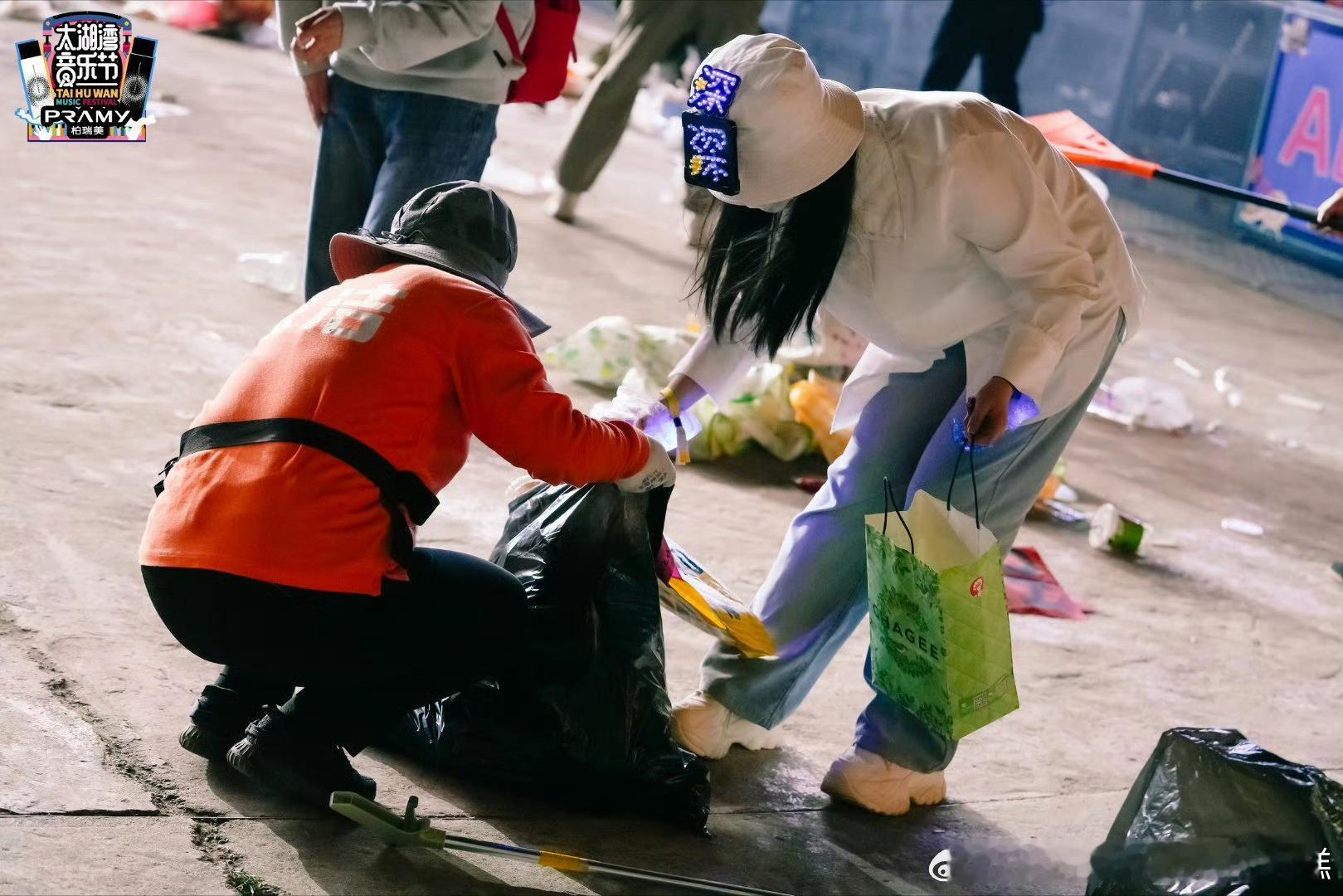 这就是周深高素质的兵太湖湾音乐节结束后，生米在观众席自发捡垃圾、清理现场，真的好