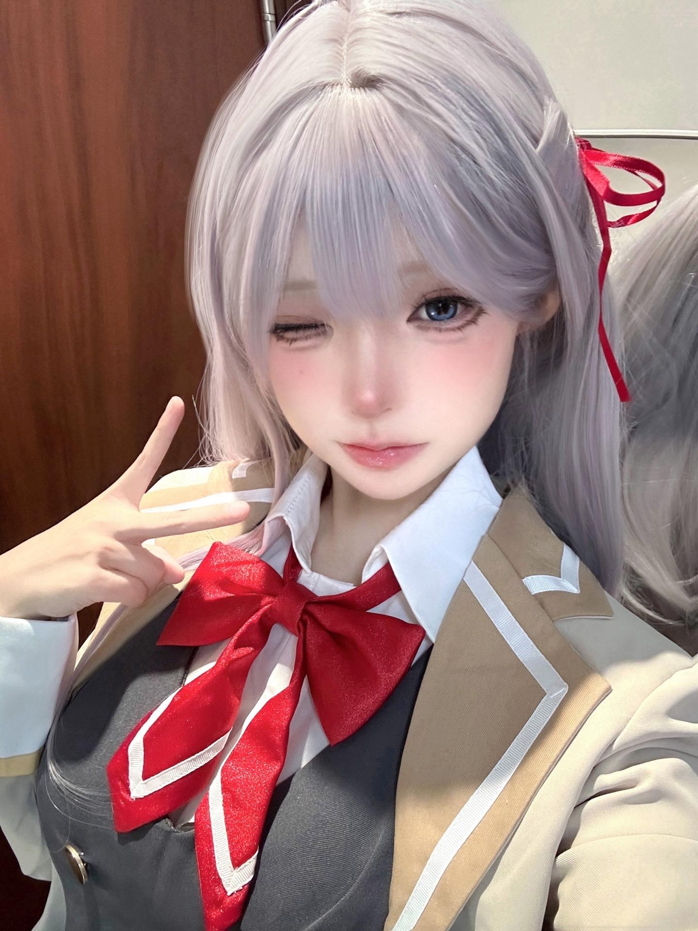 不时轻声地以俄语遮羞的邻座艾莉同学 艾莉 cos