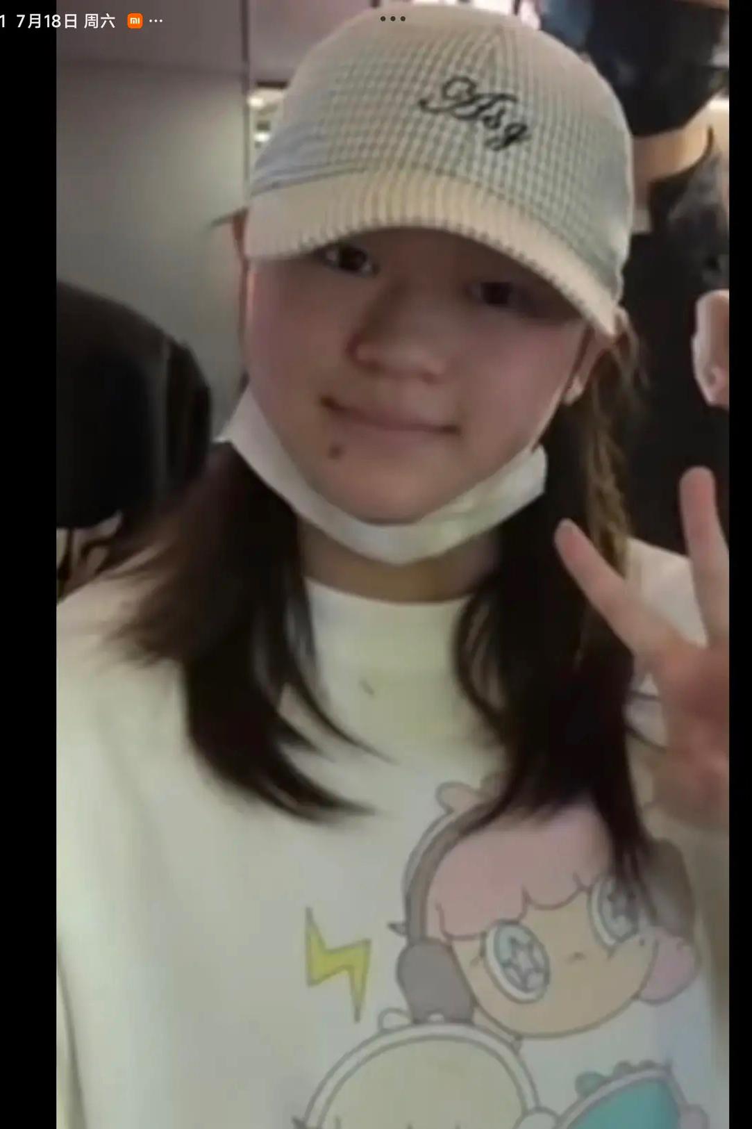 尽管全红婵和好友出行，口罩，帽子捂得严严实实，但是，还是呗细心的网友发现了。
