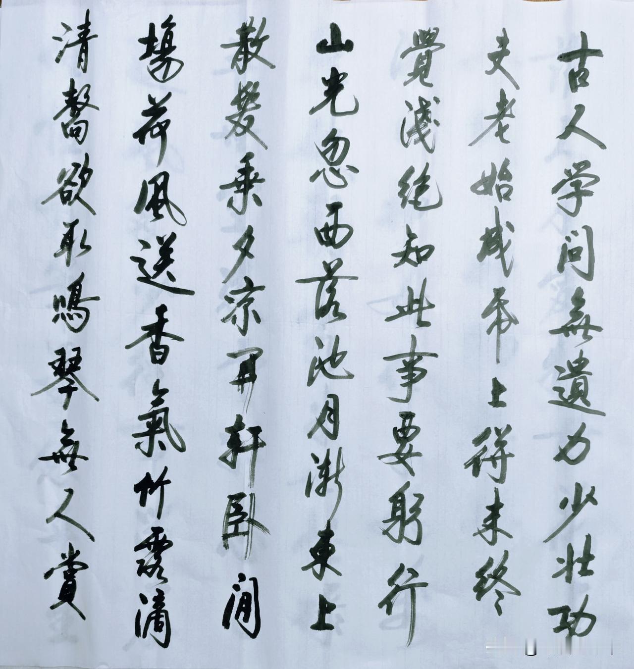 欧阳修的“浣溪沙·堤上游人逐画船”。春日堤上行人追逐着画船，春水拍打着堤岸，天空