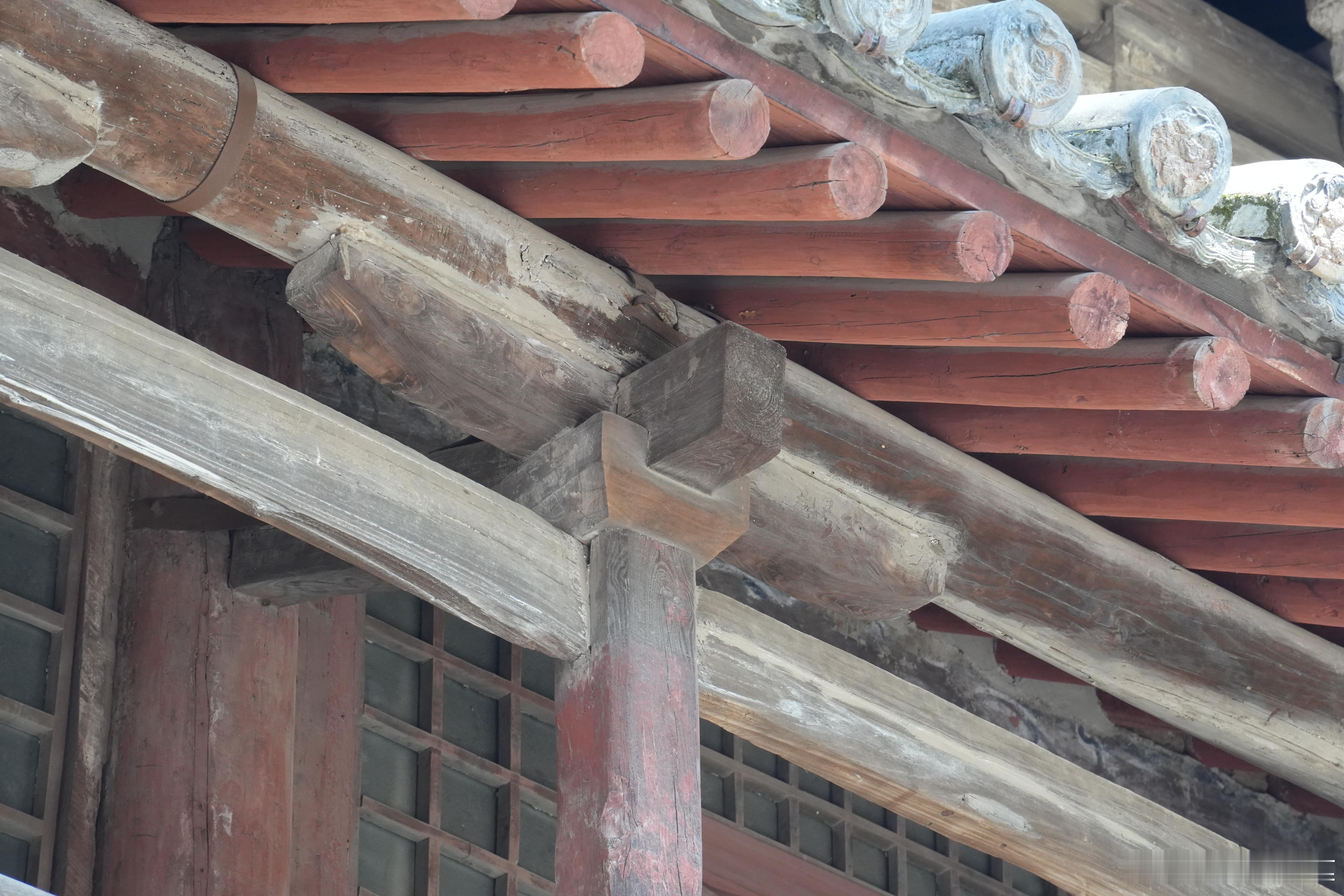 晋城陵川西溪二仙庙金代梳妆楼。两座梳妆楼造型古朴灵动，一层檐下斗栱用到把头绞向造