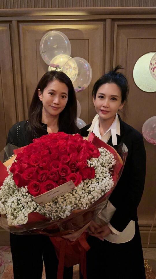 邱淑贞到场为袁咏仪庆生 两位女神同框❤️🖤