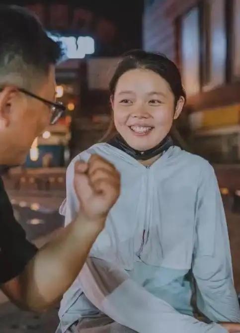 被婆家赶出门，背5个月女儿送外卖，这位江西妈妈活成了光。

主要信源：（凤凰网江