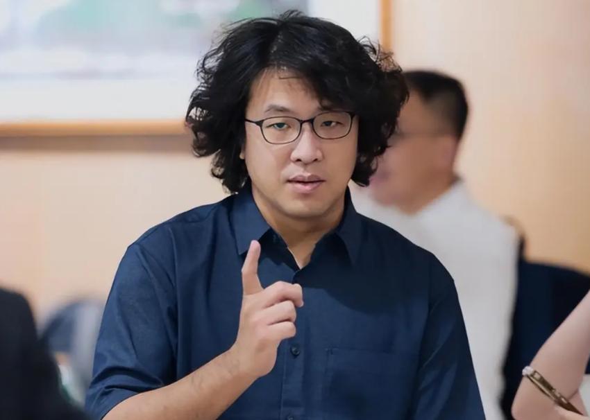 沈伯洋把全家都搭进去了。
孩子留学受了影响。
生意也没法做了。


一边靠着大陆