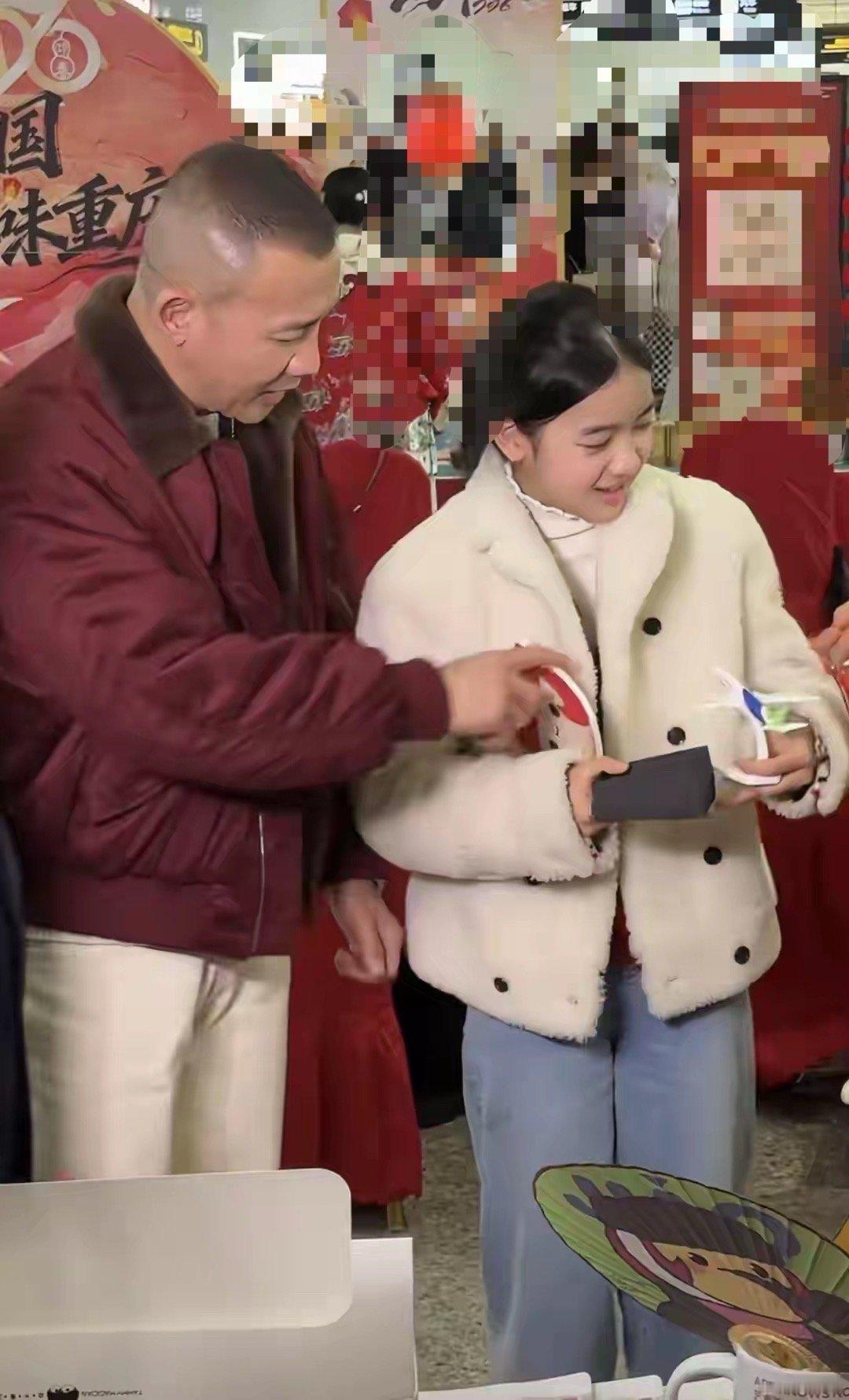 网友在重庆机场偶遇了聂远一家，聂远带着老婆、女儿一起给品牌站台，没想到11岁的聂