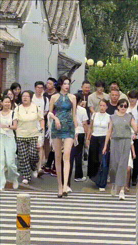 女篮国手许诺在大街上显得也太高了，这大长腿逆天，看上去有种古典美，自己也调侃我是