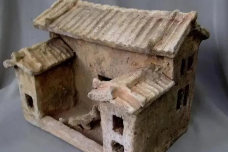 1998年，一女孩去山沟里捡草药时，挖出个小房子，拿回家给侄女玩，嫂子:“她疯疯