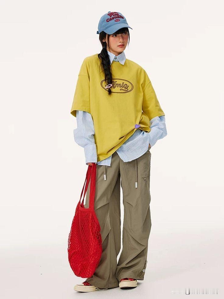复古潮流穿搭指南，黄色oversize卫衣搭配宽松工装裤，元气满满！
黄色ove