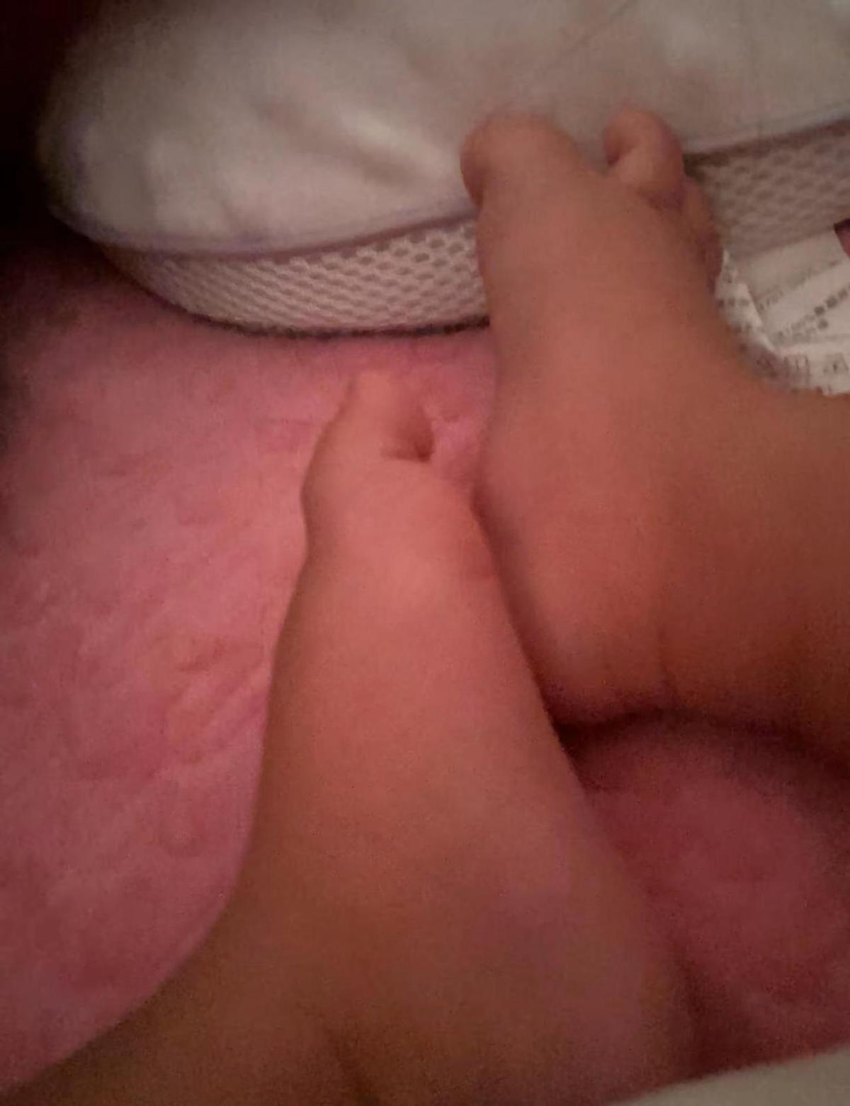 这娃自己拿手机拍照，还拍得挺认真。
镜头里的小眼神，像极了未来的小模特。
别看才