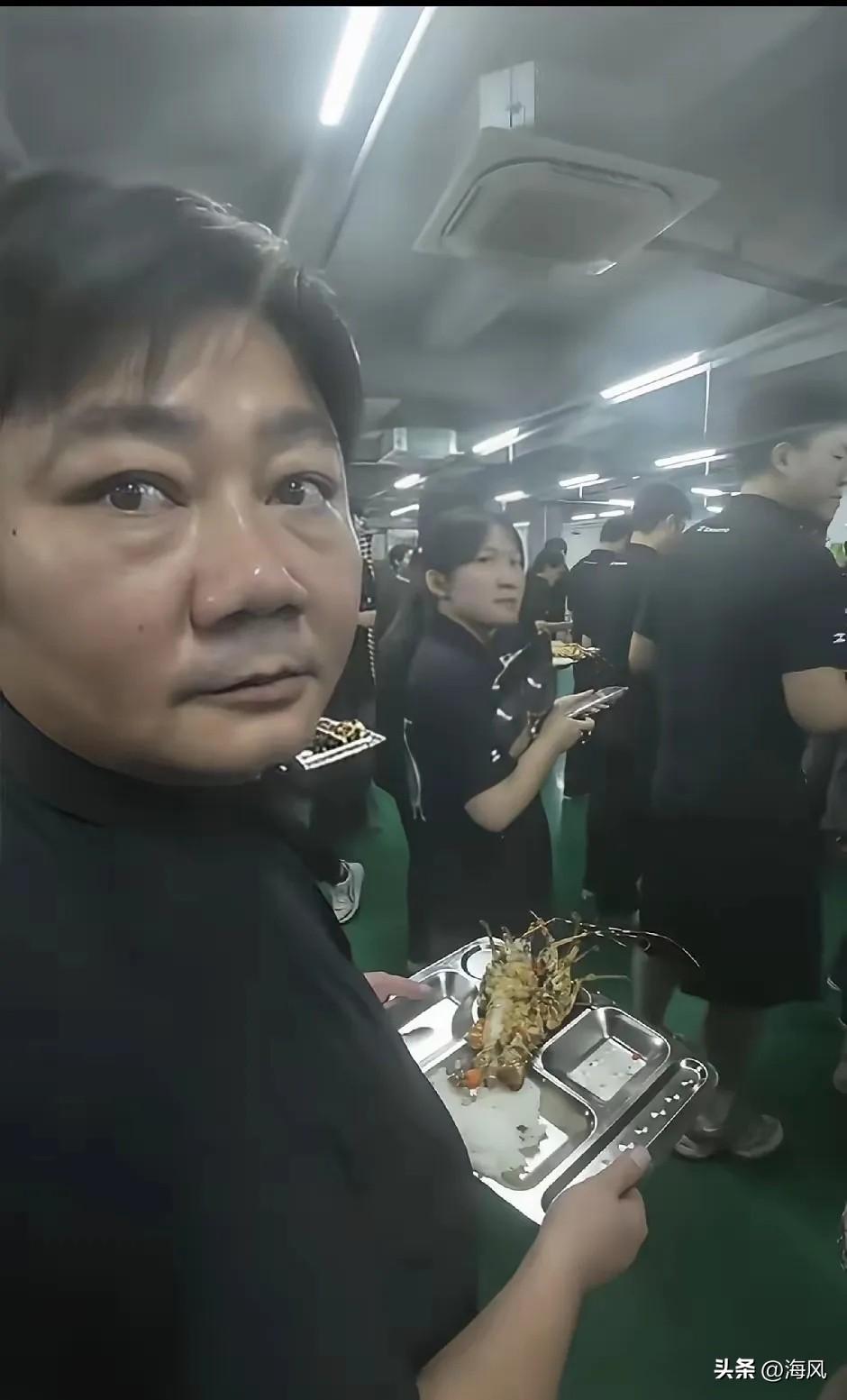 我见过低调的，可没见过这样低调的！张雪竟然在自己的公司也是需要排队的，这可不是摆