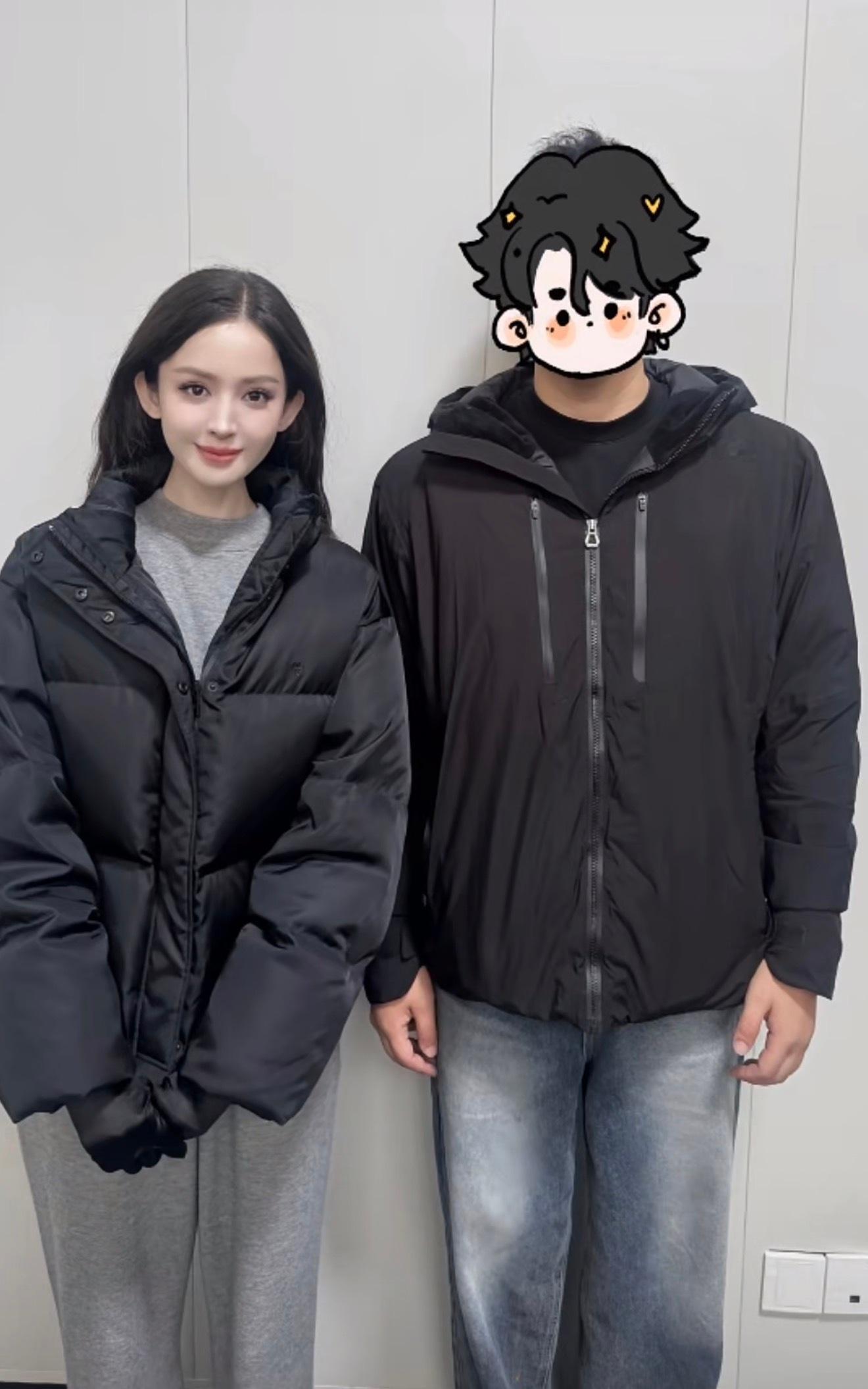 娜扎和网友的合影原来大众化的黑色羽绒服配灰色运动裤是能这么好看