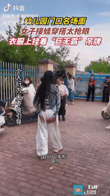 吊牌不摘接娃：谁在把“防白嫖”穿成“社死现场”
 
一边是商家为防试穿“白嫖”，
