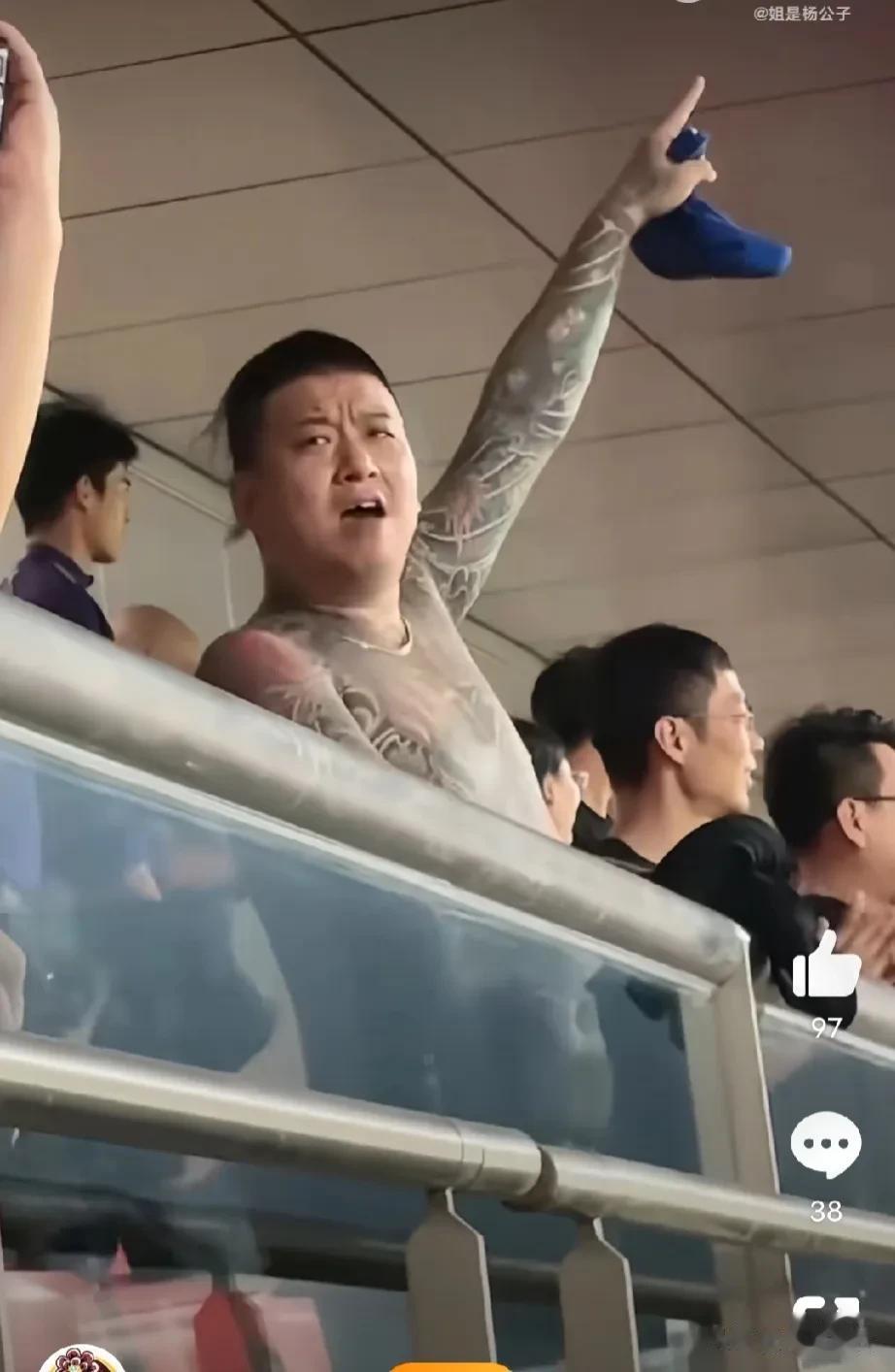 最近“天津第一网红”李四出现在足球比赛现场，为家乡球队津门虎助威，他一出现就引起