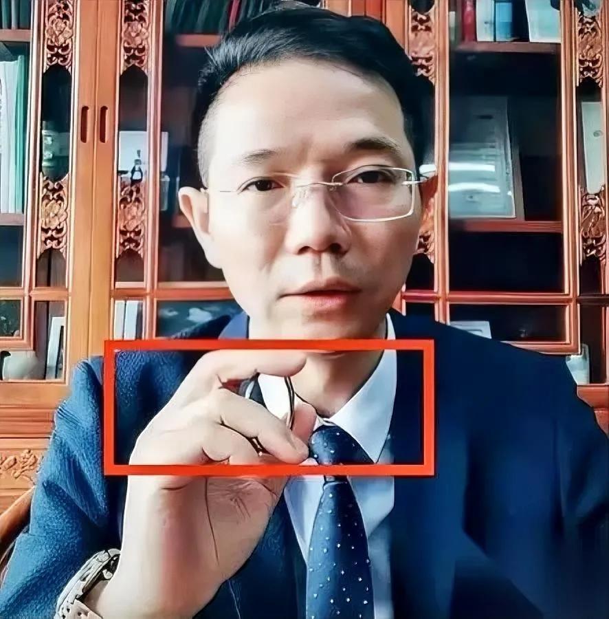 李圣律师又立新功！

兰考查档惊现关键证据

折叠三次的纸张藏着什么猫腻？原来李