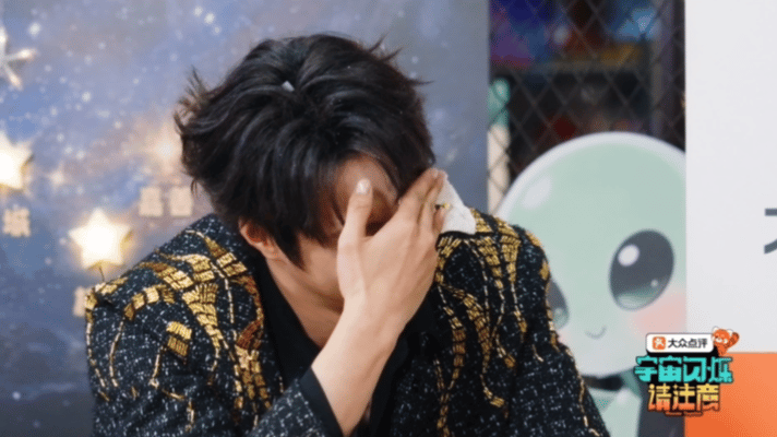 刘耀文读节目组的信读哭了宇闪节目组把刘耀文惹哭了宇宙闪烁请注意收官这段太好哭，刘