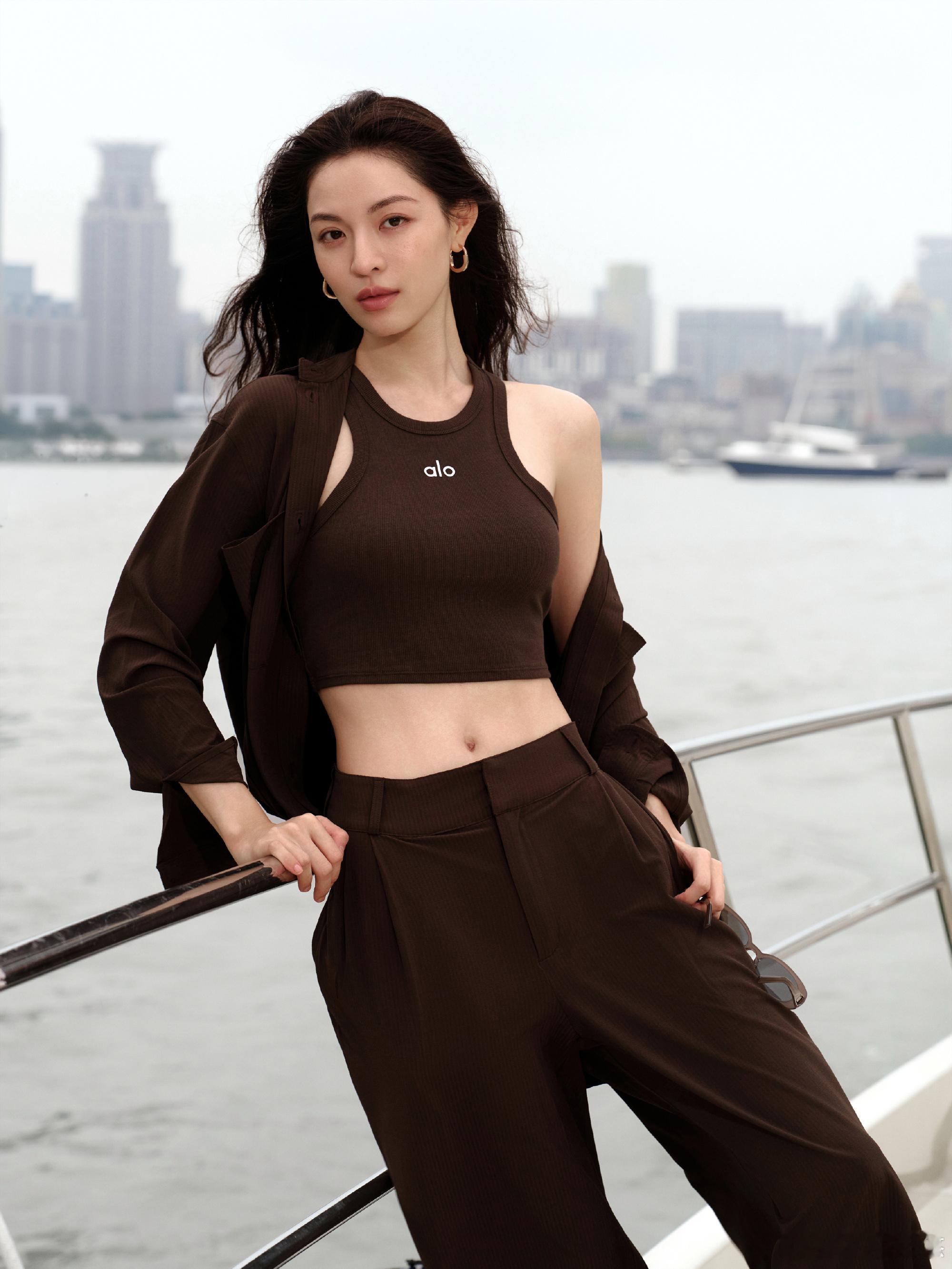 钟楚曦肩膀没有挂不住衣服的风险肩膀像尺子量出来一般利落，外套搭在肩上肆意松弛，完