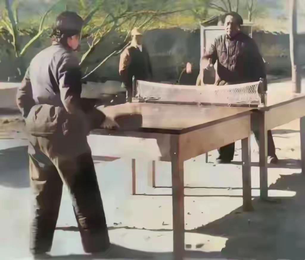 “发展体育运动，增强人民体质！”
毛主席在艰苦的延安岁月，日理万机之余，利用这个