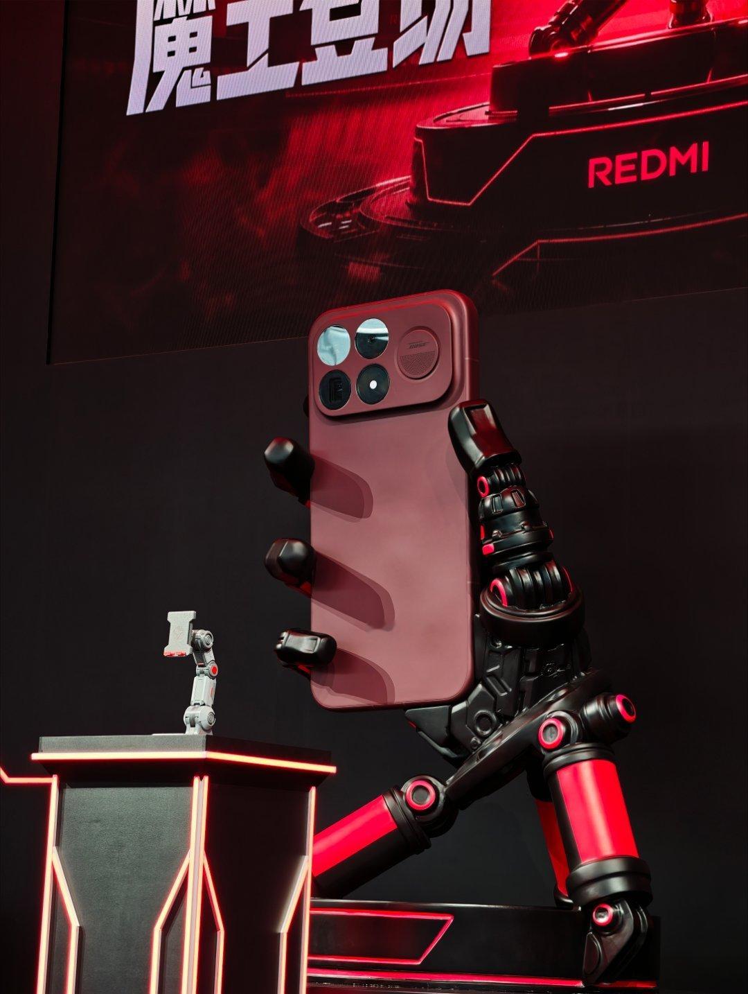 REDMI的ChinaJoy展台可以看到硕大的K100 Pro酒红色机模