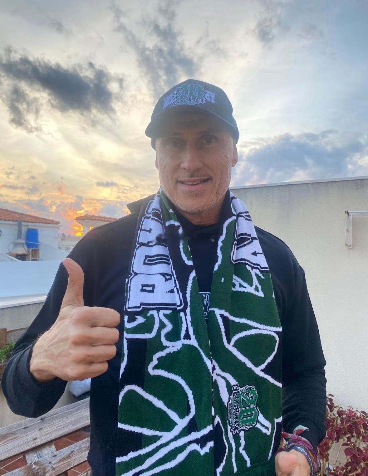 北京国安足协杯决赛 现任比利亚雷亚尔青训教练的前国安外援安德雷斯为国安队呐喊助威