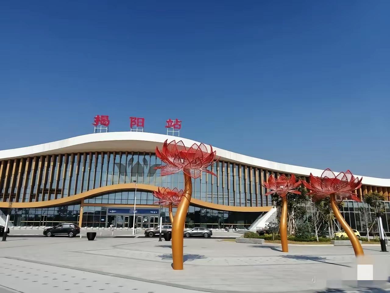粤东城际轻轨铁路从高铁《揭阳站》始发，途经《揭阳机场站》《潮汕站》《汕头站》终点