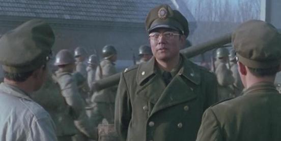 1948年10月，廖耀湘让宪兵枪毙作战不力的师长戴海容，戴海容看到宪兵后，命令卫