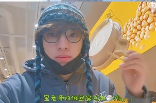 张泽禹哈尔滨打卡东北盒饭小宝回家啦在哈尔滨吃着热乎盒饭简单又幸福太让人开心 