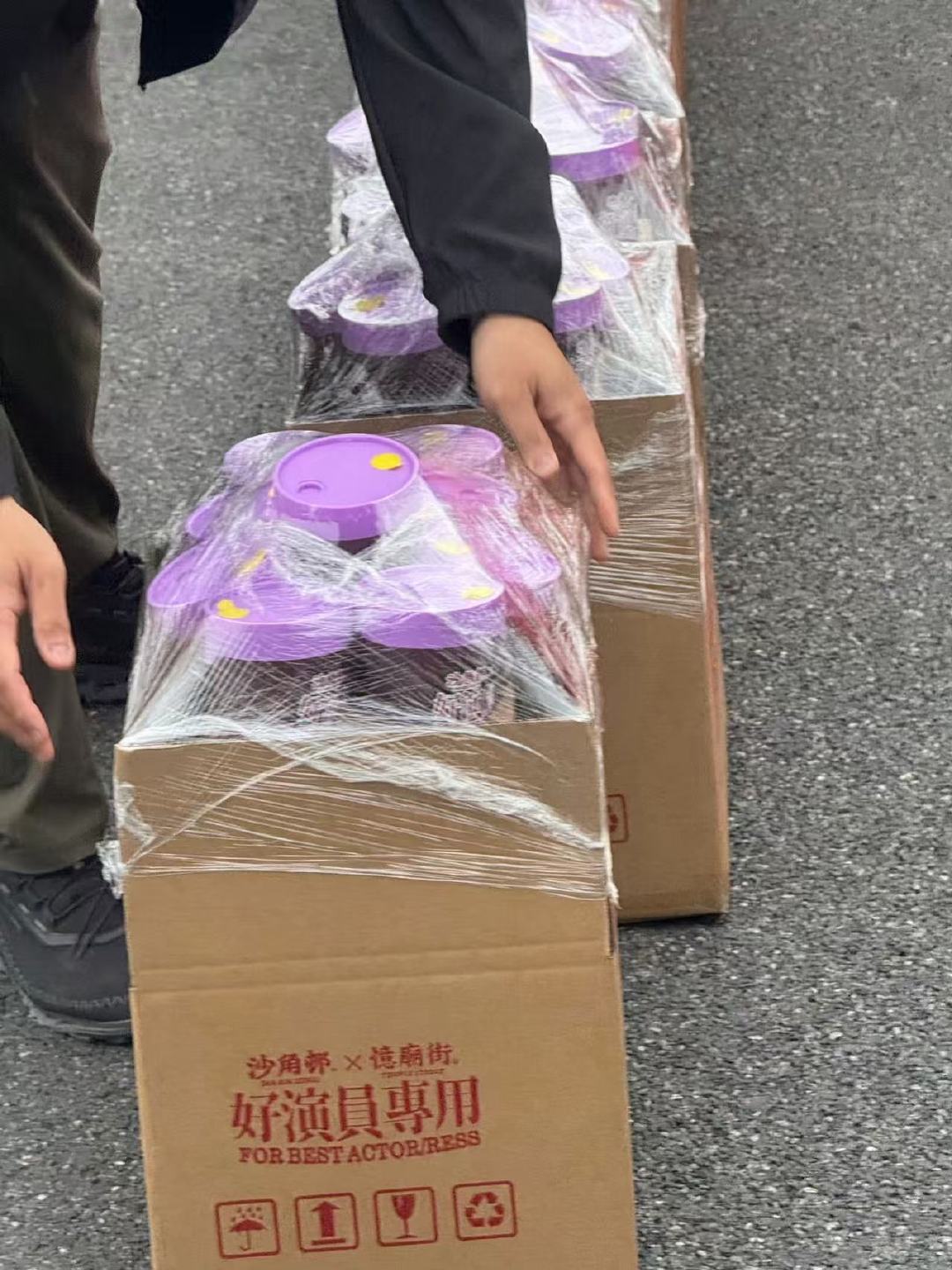 张凌赫逆应援请粉丝喝奶茶张凌赫归鸾杀青逆应援粉丝 张凌赫归鸾杀青暖心逆应援，贴心