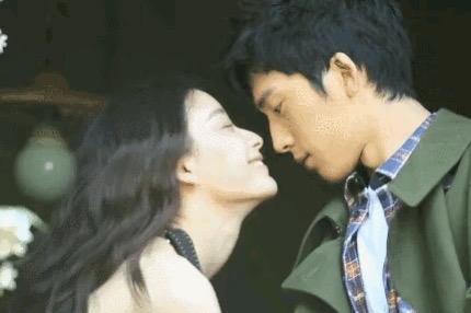 井柏然头也不回地走了，倪妮却还在原地。
分手之后整整一个月，倪妮的ins点赞记录