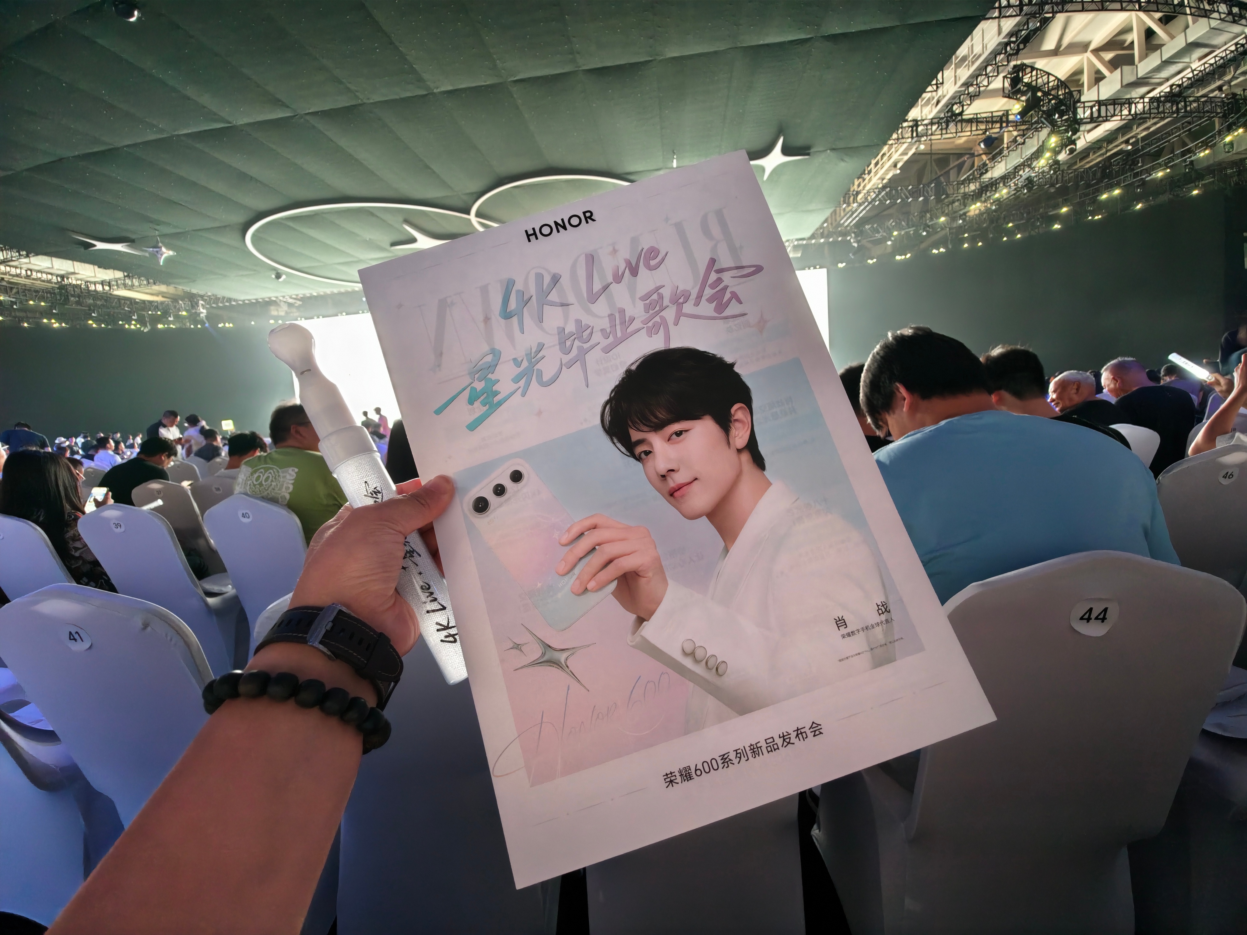 到荣耀600系列新品发布会现场了，「4K Live星光毕业歌会」马上开始，这次荣