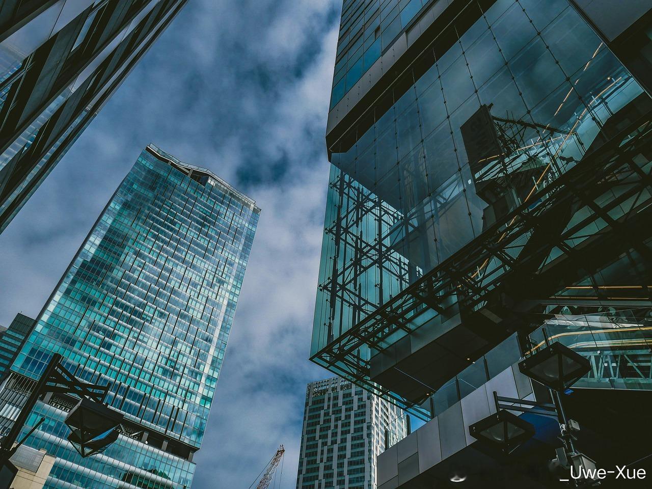 期权日记 周三上海小雨。今日沪深两市早盘受对岸科技股的重挫，全线低开，早盘开市时